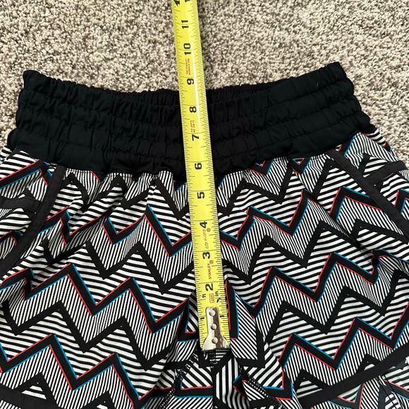 Lululemon black & white chevron print athletic shorts size 6 - Picture 11 of 12